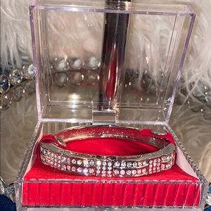 Gorgeous stunning beautiful silver bangle bracelet